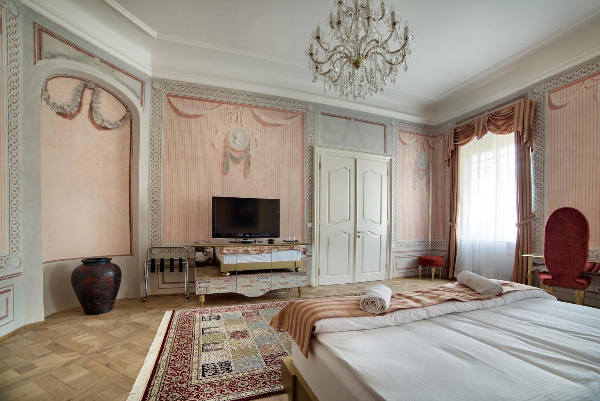 Art Hotel Kastiel Tomasov Phòng bức ảnh