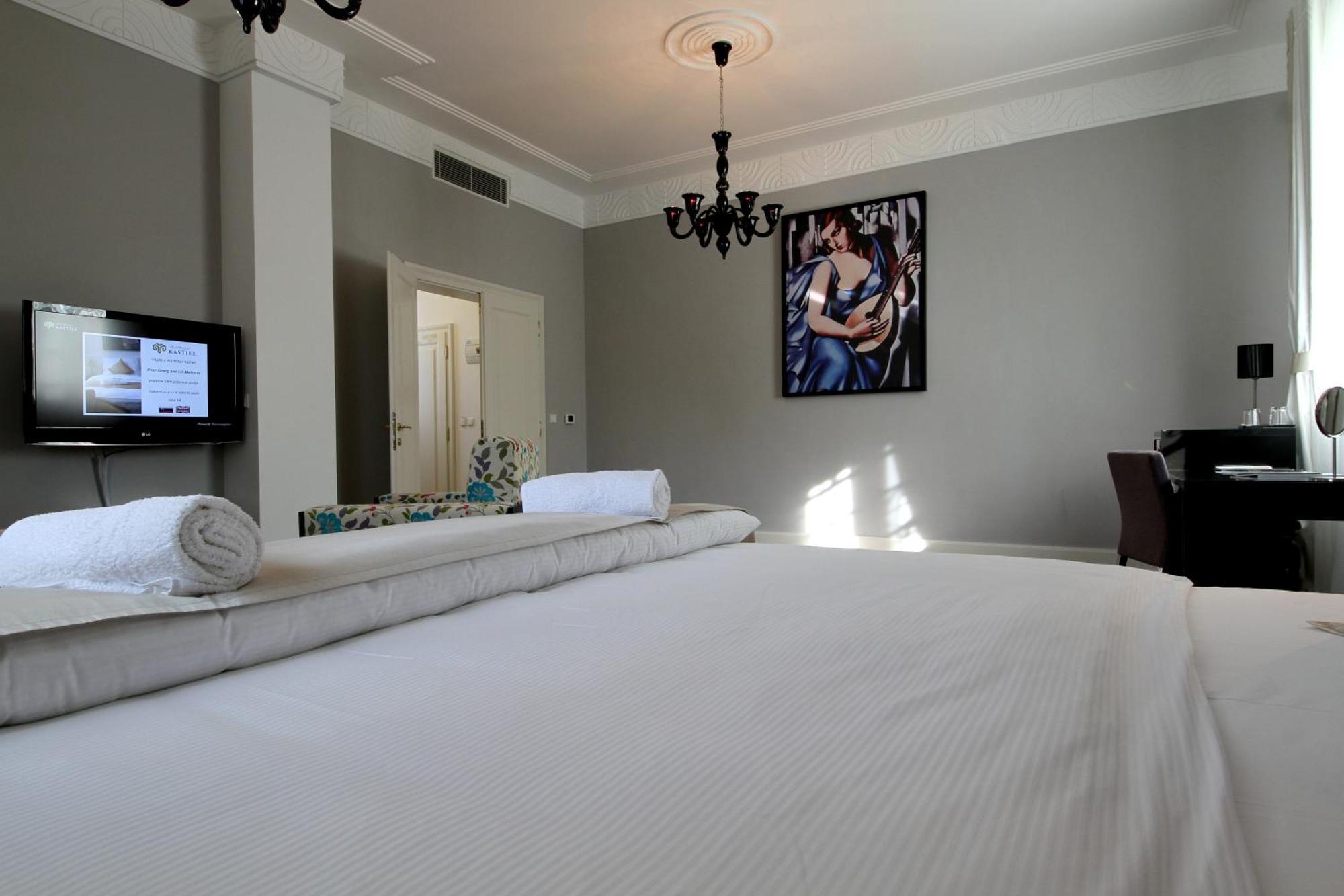 Art Hotel Kastiel Tomasov Phòng bức ảnh