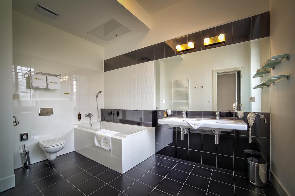 Art Hotel Kastiel Tomasov Phòng bức ảnh